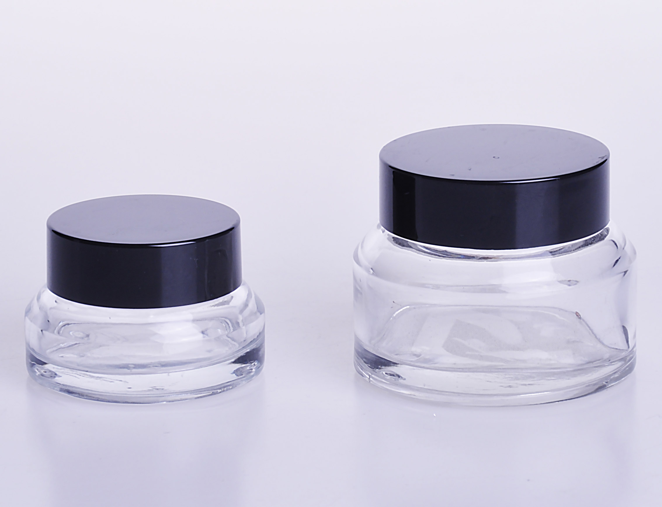Cream jar with oblique shoulder in clear glass 